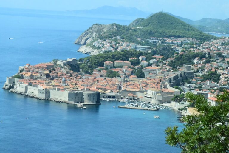 Dubrovnik, antiguamente Ragusa, está situada en el extremo sur de Croacia sobre la costa Dálmata. Es el destino más importante para el turismo extranjero y su ciudad vieja es patrimonio de la humanidad.