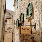A narrow alleyway with a sign that says vovo