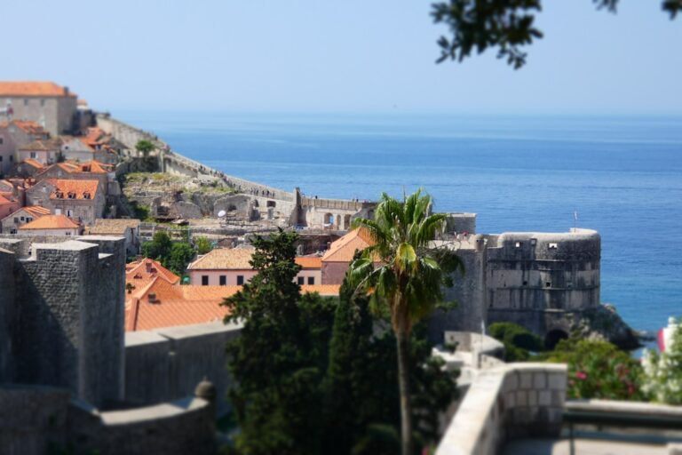 photo 1595961645625 d114c28ebccd