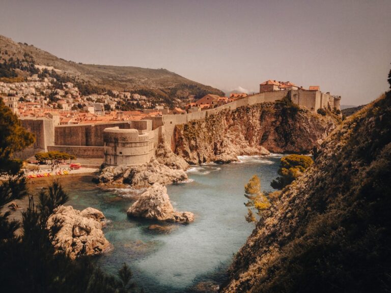 photo 1643758121548 95b8694d738b