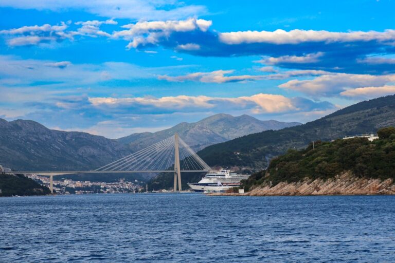 photo 1715284446834 68ce5be89d32